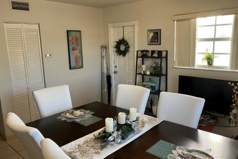 Casa en venta en Hialeah, Florida, 5 dormitorios, 194.17 m2 № 2245259 - foto 8