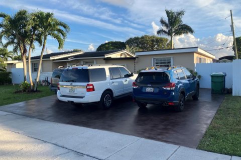 Casa en venta en Hialeah, Florida, 5 dormitorios, 194.17 m2 № 2245259 - foto 2