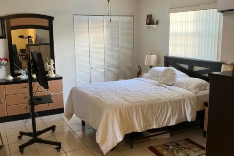Casa en venta en Hialeah, Florida, 5 dormitorios, 194.17 m2 № 2245259 - foto 9