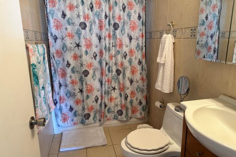 Casa en venta en Hialeah, Florida, 5 dormitorios, 194.17 m2 № 2245259 - foto 14