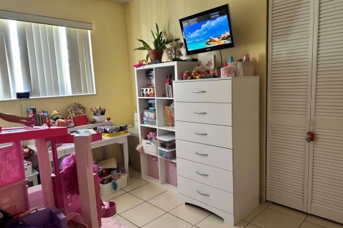 Casa en venta en Hialeah, Florida, 5 dormitorios, 194.17 m2 № 2245259 - foto 15