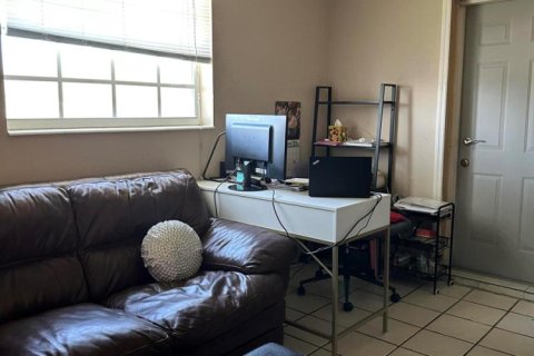 Casa en venta en Hialeah, Florida, 5 dormitorios, 194.17 m2 № 2245259 - foto 16