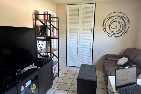 Casa en venta en Hialeah, Florida, 5 dormitorios, 194.17 m2 № 2245259 - foto 17