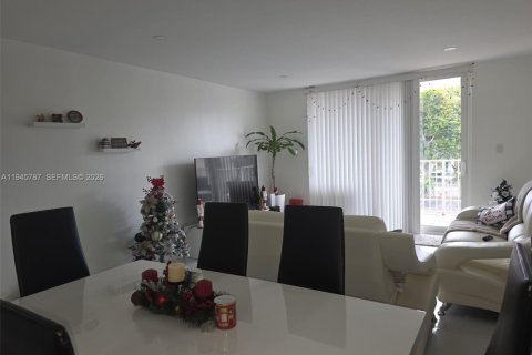 Copropriété à louer à Hialeah, Floride: 2 chambres, 91.04 m2 № 2002131 - photo 6
