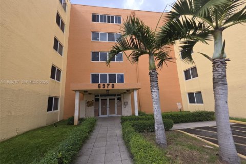 Copropriété à louer à Hialeah, Floride: 2 chambres, 91.04 m2 № 2002131 - photo 18
