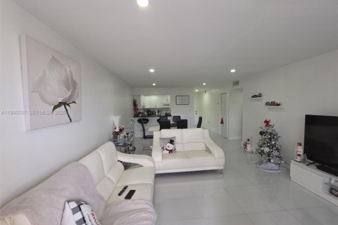 Copropriété à louer à Hialeah, Floride: 2 chambres, 91.04 m2 № 2002131 - photo 9