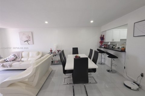 Copropriété à louer à Hialeah, Floride: 2 chambres, 91.04 m2 № 2002131 - photo 8