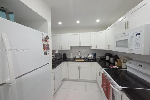 Copropriété à louer à Hialeah, Floride: 2 chambres, 91.04 m2 № 2002131 - photo 2