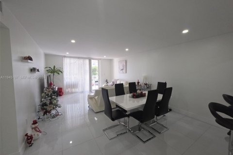 Copropriété à louer à Hialeah, Floride: 2 chambres, 91.04 m2 № 2002131 - photo 5