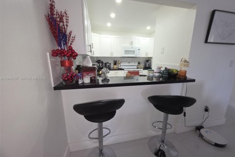 Copropriété à louer à Hialeah, Floride: 2 chambres, 91.04 m2 № 2002131 - photo 4
