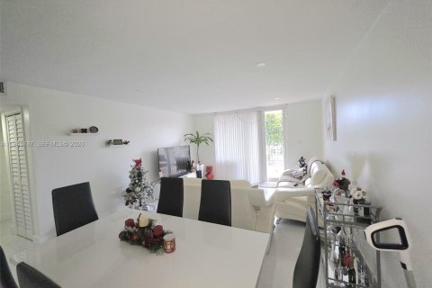 Copropriété à louer à Hialeah, Floride: 2 chambres, 91.04 m2 № 2002131 - photo 7