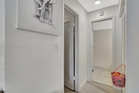 Купить кондоминиум в Майами, Флорида 2 спальни, 166.2м2, № 1981258 - фото 27