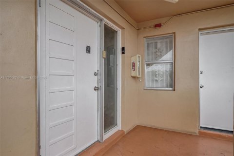 Купить кондоминиум в Майами, Флорида 2 спальни, 166.2м2, № 1981258 - фото 3