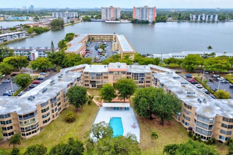 Купить кондоминиум в Майами, Флорида 2 спальни, 166.2м2, № 1981258 - фото 1