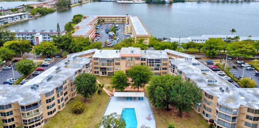 Кондоминиум с 2 спальнями в Майами, Флорида № 1981258