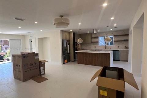 Villa ou maison à vendre à Miami, Floride: 4 chambres, 183.57 m2 № 2059935 - photo 2