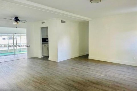 Снять в аренду виллу или дом в Тамарак, Флорида 3 спальни, 185.71м2, № 2036044 - фото 8