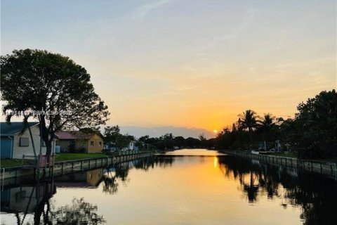 Дом в Тамарак, Флорида 3 спальни, 185.71м2 № 2036044