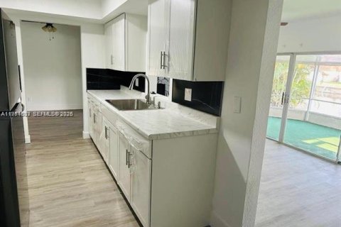 Снять в аренду виллу или дом в Тамарак, Флорида 3 спальни, 185.71м2, № 2036044 - фото 5