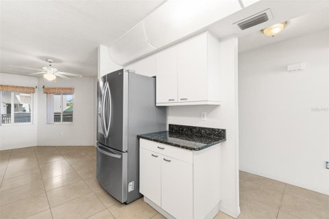 Condo in Cocoa Beach, Florida, 2 bedrooms  № 2379571 - photo 28
