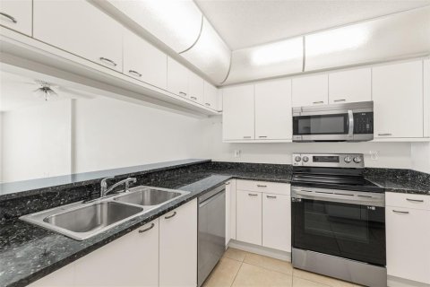 Condo in Cocoa Beach, Florida, 2 bedrooms  № 2379571 - photo 8