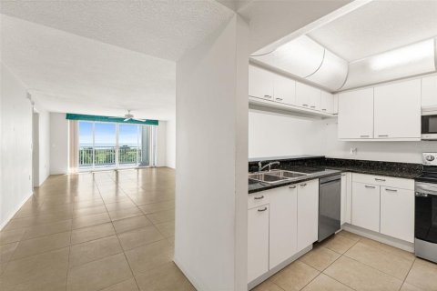 Condo in Cocoa Beach, Florida, 2 bedrooms  № 2379571 - photo 29