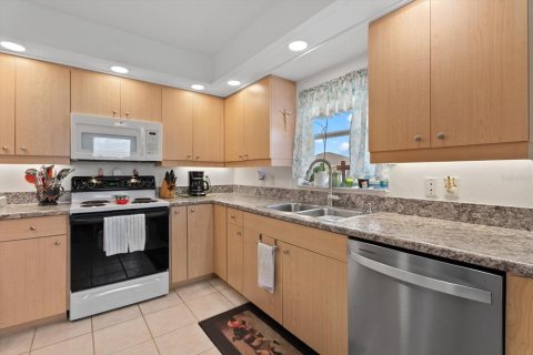 Condo in North Port, Florida, 2 bedrooms  № 2304440 - photo 15
