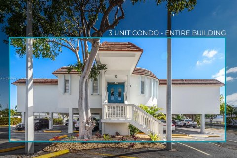 Condominio en venta en North Miami, Florida, 4 dormitorios, 254.74 m2 № 1863335 - foto 2