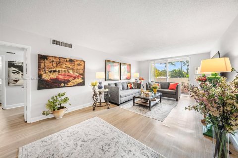 Condominio en venta en North Miami, Florida, 4 dormitorios, 254.74 m2 № 1863335 - foto 4