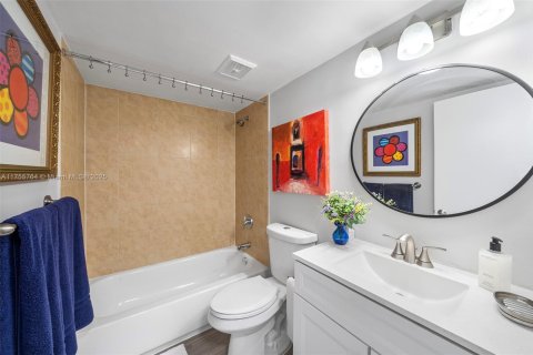 Condominio en venta en North Miami, Florida, 4 dormitorios, 254.74 m2 № 1863335 - foto 13