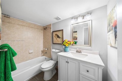 Condominio en venta en North Miami, Florida, 4 dormitorios, 254.74 m2 № 1863335 - foto 16
