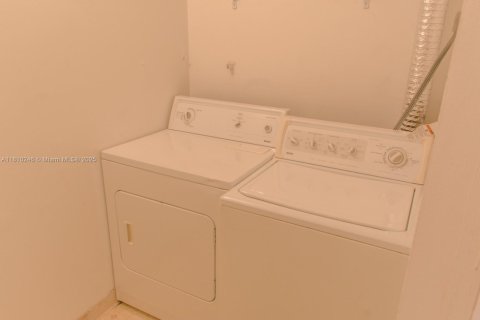 Condominio en alquiler en Hialeah, Florida, 2 dormitorios, 93.27 m2 № 1874338 - foto 6