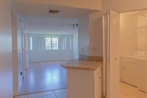 Copropriété à louer à Hialeah, Floride: 2 chambres, 93.27 m2 № 1874338 - photo 4