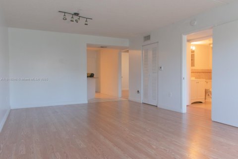 Condominio en alquiler en Hialeah, Florida, 2 dormitorios, 93.27 m2 № 1874338 - foto 3