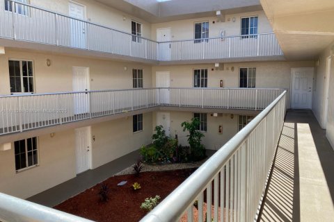 Copropriété à louer à Hialeah, Floride: 2 chambres, 93.27 m2 № 1874338 - photo 2