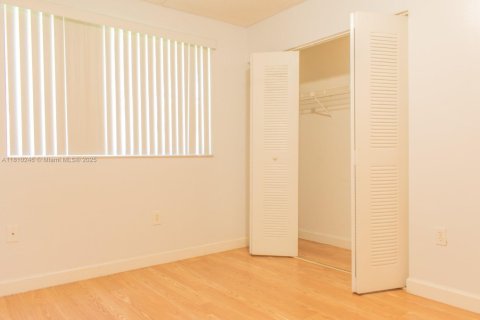 Condominio en alquiler en Hialeah, Florida, 2 dormitorios, 93.27 m2 № 1874338 - foto 11