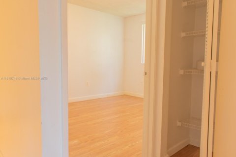 Condominio en alquiler en Hialeah, Florida, 2 dormitorios, 93.27 m2 № 1874338 - foto 10