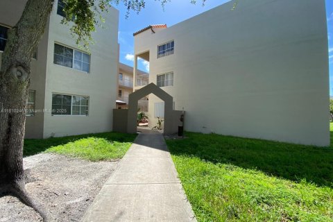 Copropriété à louer à Hialeah, Floride: 2 chambres, 93.27 m2 № 1874338 - photo 1