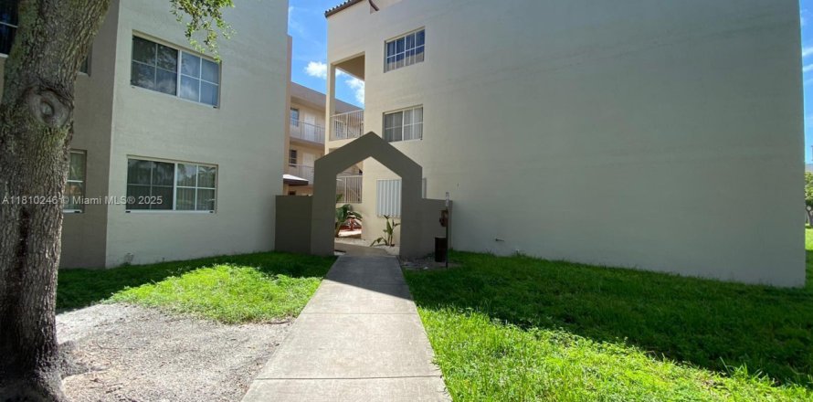 Condominio en Hialeah, Florida, 2 dormitorios № 1874338