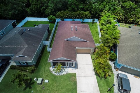 House in Sebastian, Florida 3 bedrooms, 163.51 sq.m. № 1696858 - photo 2