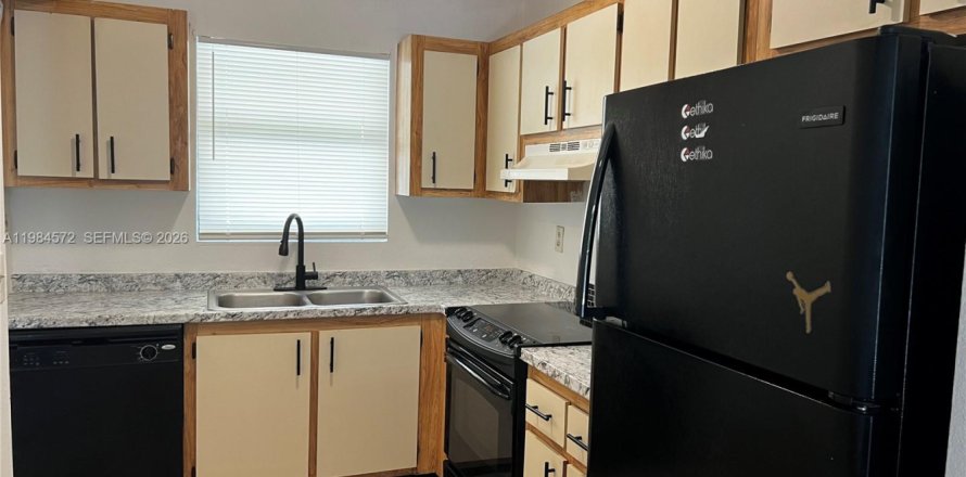 Condominio en Tamarac, Florida, 2 dormitorios № 2281021