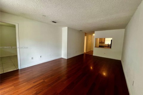 Condominio en alquiler en Tamarac, Florida, 2 dormitorios, 72 m2 № 2281021 - foto 8