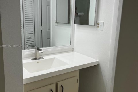 Condominio en alquiler en Tamarac, Florida, 2 dormitorios, 72 m2 № 2281021 - foto 12