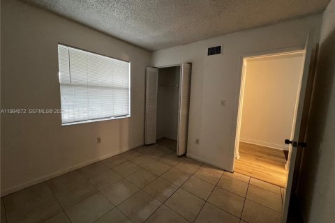 Condominio en alquiler en Tamarac, Florida, 2 dormitorios, 72 m2 № 2281021 - foto 15