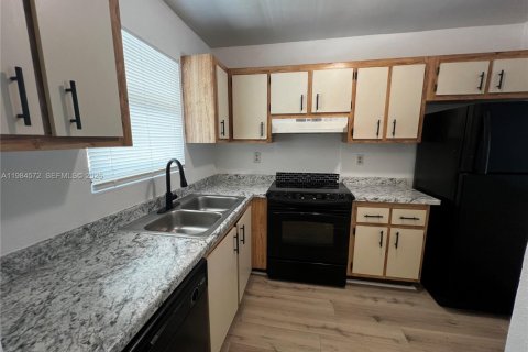 Condominio en alquiler en Tamarac, Florida, 2 dormitorios, 72 m2 № 2281021 - foto 4