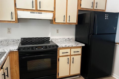 Condominio en alquiler en Tamarac, Florida, 2 dormitorios, 72 m2 № 2281021 - foto 2