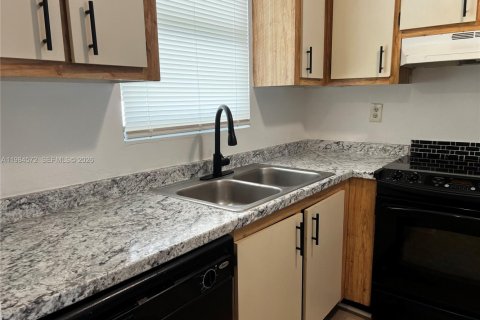 Condominio en alquiler en Tamarac, Florida, 2 dormitorios, 72 m2 № 2281021 - foto 3