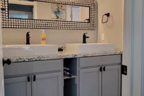 Condo in Tampa, Florida, 1 bedroom  № 1694845 - photo 22