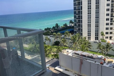 Condo in Sunny Isles Beach, Florida  № 1989818 - photo 1