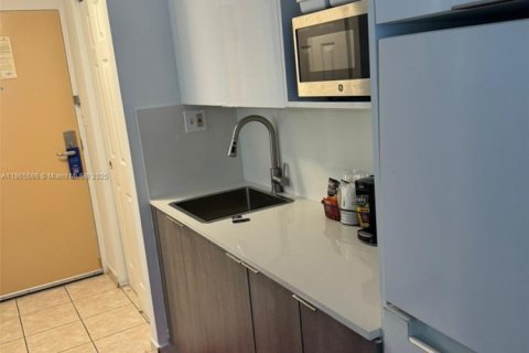 Condo in Sunny Isles Beach, Florida  № 1989818 - photo 4